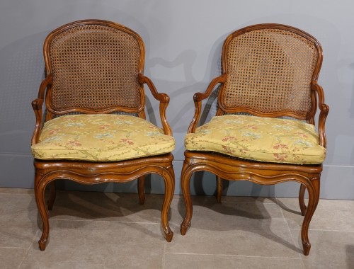 Louis XV - Paire de fauteuils cannés à ''dossier plat'' en noyer du XVIIIe siècle