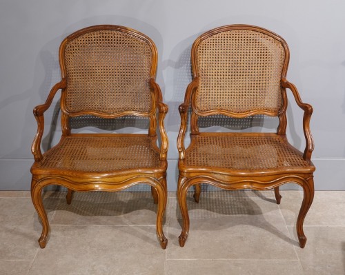 Antiquités - Paire de fauteuils cannés à ''dossier plat'' en noyer du XVIIIe siècle