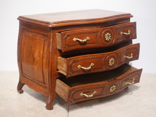 Antiquités - Master&#039;s chest of drawers from the 18th century