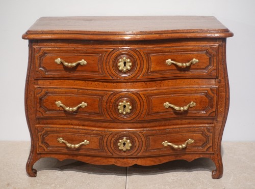 Antiquités - Master&#039;s chest of drawers from the 18th century