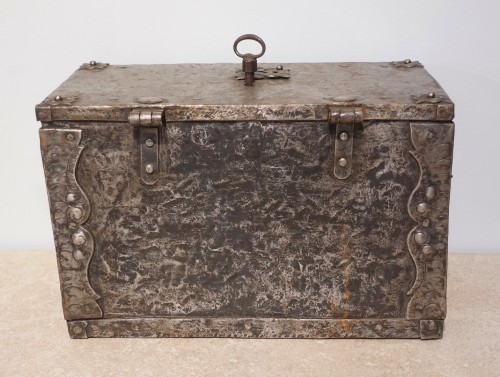 Antiquités - Iron box – Germany – Early 17th century