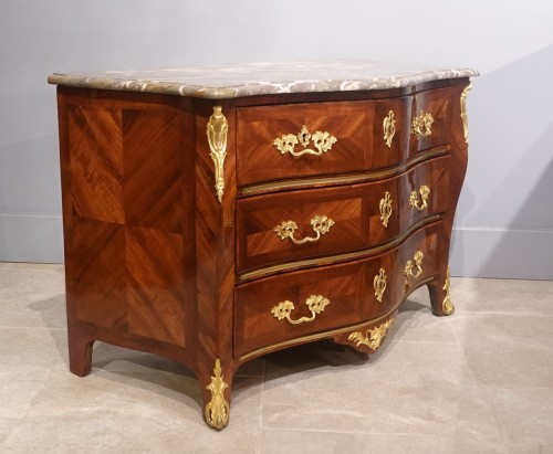 Commode ''tombeau'' estampillée Louis Delaitre – Époque XVIIIe - Mobilier Style Régence