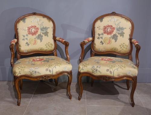 Paire de fauteuils à dossiers plats en noyer du XVIIIe siècle - Sièges Style Louis XV