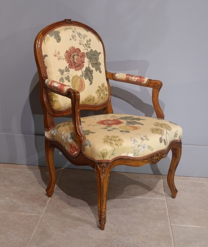 Sièges Fauteuil & Bergère - Paire de fauteuils à dossiers plats en noyer du XVIIIe siècle