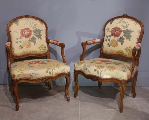 Paire de fauteuils à dossiers plats en noyer du XVIIIe siècle - Louis XV