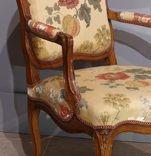 Louis XV - Paire de fauteuils à dossiers plats en noyer du XVIIIe siècle