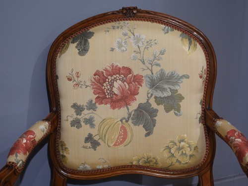 Antiquités - Paire de fauteuils à dossiers plats en noyer du XVIIIe siècle