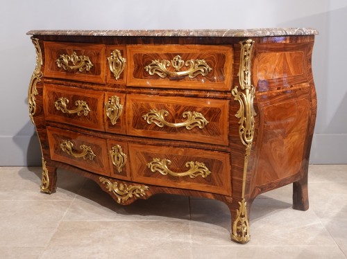 Commode Tombeau estampillée Tairraz XVIIIe siècle - Mobilier Style Louis XV