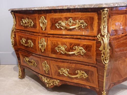 XVIIIe siècle - Commode Tombeau estampillée Tairraz XVIIIe siècle