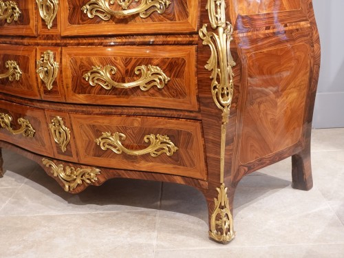 Commode Tombeau estampillée Tairraz XVIIIe siècle - Louis XV