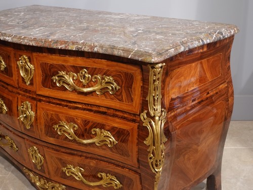 Louis XV - Commode Tombeau estampillée Tairraz XVIIIe siècle