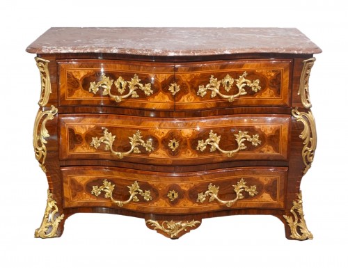 Commode tombeau généreusement galbée d'époque Régence