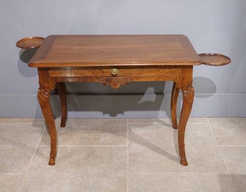 XVIIIe siècle - Table à jeux en noyer Louis XV