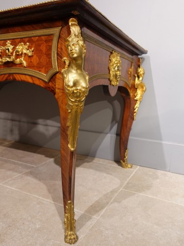 XIXe siècle - Bureau plat ''aux espagnolettes'' d'époque fin XIXe siècle