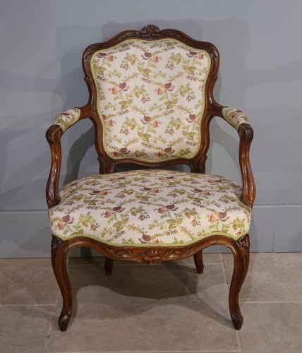 Paire de cabriolets Louis XV en noyer - Gérardin et Cie
