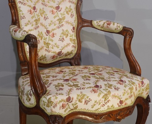 Louis XV - Paire de cabriolets Louis XV en noyer
