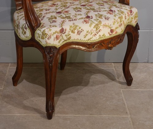 Antiquités - Paire de cabriolets Louis XV en noyer