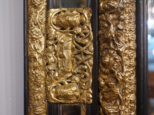 Antiquités - 17th Century Ebonized Wood and Embossed Brass Mirror