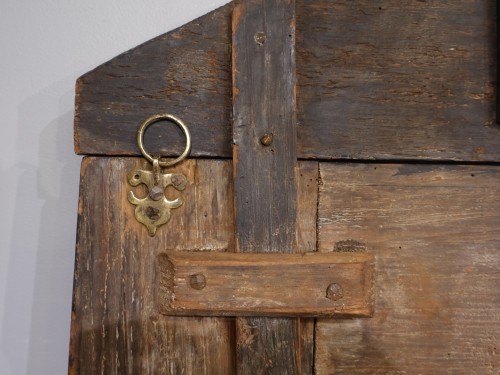 Antiquités - 17th Century Ebonized Wood and Embossed Brass Mirror