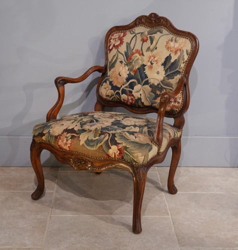 Seating  - Pair of Louis XV Armchairs &#039;&#039;à la Reine&#039;&#039;