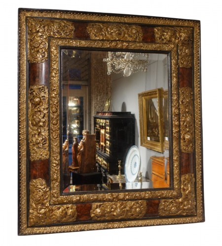 Miroir en ronce de noyer et laiton repoussé d'époque XVIIe