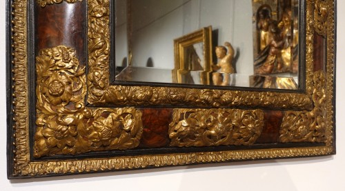 Miroir en ronce de noyer et laiton repoussé d'époque XVIIe - Miroirs, Trumeaux Style Louis XIII
