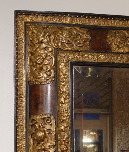 Miroir en ronce de noyer et laiton repoussé d'époque XVIIe - Gérardin et Cie
