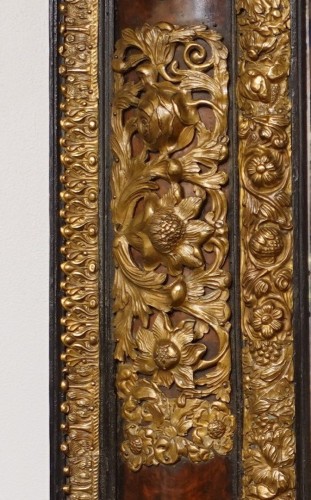 XVIIe siècle - Miroir en ronce de noyer et laiton repoussé d'époque XVIIe