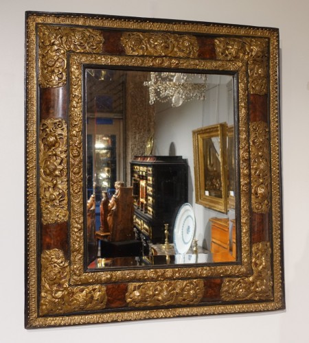 Miroir en ronce de noyer et laiton repoussé d'époque XVIIe - Louis XIII
