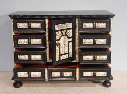 Small 17th-century Italian cabinet - 