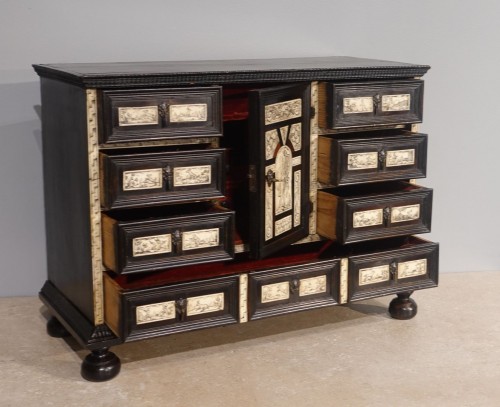 17th century - Small 17th-century Italian cabinet