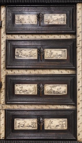 Antiquités - Small 17th-century Italian cabinet