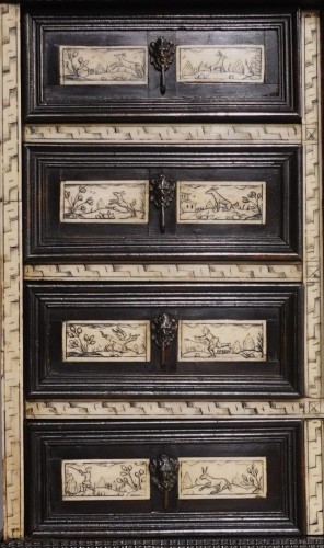 Antiquités - Small 17th-century Italian cabinet