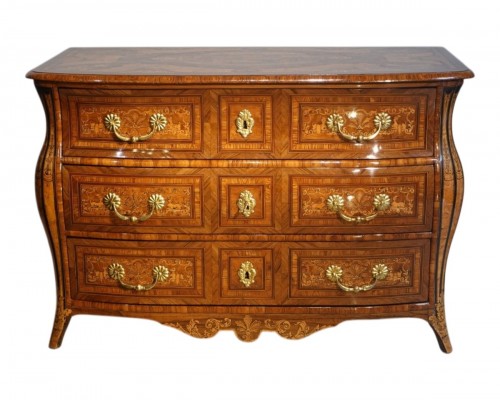 Commode galbée en marqueterie de fleurs d'époque Régence