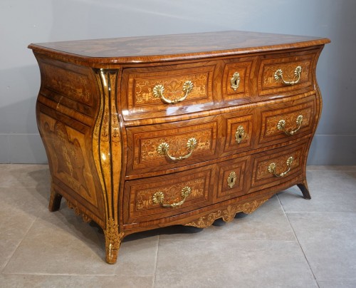 Regency-period bombe commode with floral marquetry - Furniture Style French Regence
