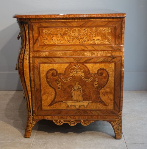 French Regence - Regency-period bombe commode with floral marquetry