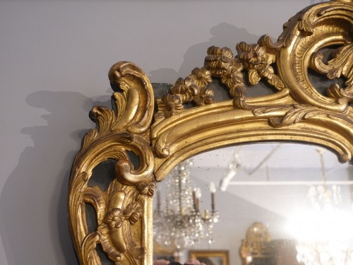 XVIIIe siècle - Miroir en bois doré du XVIIIe siècle