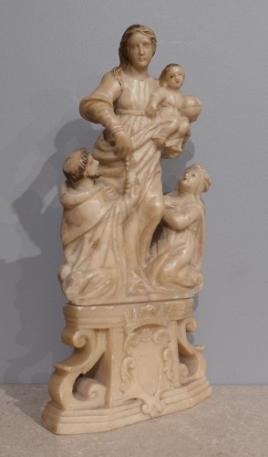 Vierge à l'Enfant avec deux orants en albâtre, Trapani XVIIe siècle - Sculpture Style Louis XIII