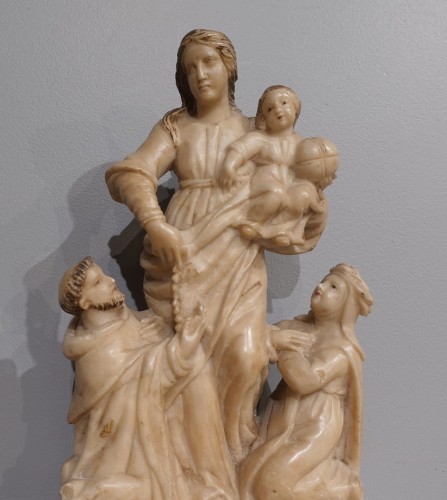 Vierge à l'Enfant avec deux orants en albâtre, Trapani XVIIe siècle - Gérardin et Cie