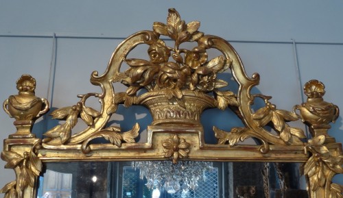 XVIIIe siècle - Grand miroir Transition en bois doré