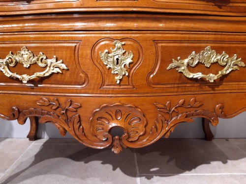 XVIIIe siècle - Commode provençale Louis XV dite « sauteuse » 