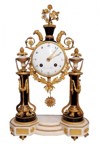 Pendule portique Louis XVI en marbre et bronze doré