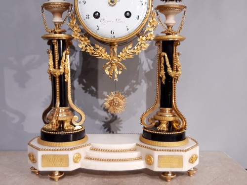 Pendule portique Louis XVI en marbre et bronze doré - Horlogerie Style Louis XVI