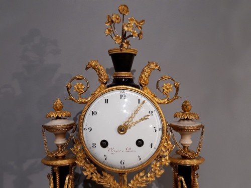 Pendule portique Louis XVI en marbre et bronze doré - Gérardin et Cie