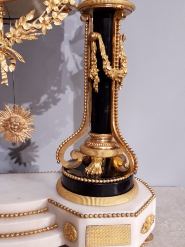 XVIIIe siècle - Pendule portique Louis XVI en marbre et bronze doré