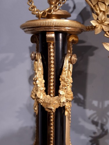 Pendule portique Louis XVI en marbre et bronze doré - Louis XVI