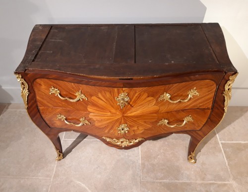 Antiquités - Commode marquetée Louis XV estampillée DELORME