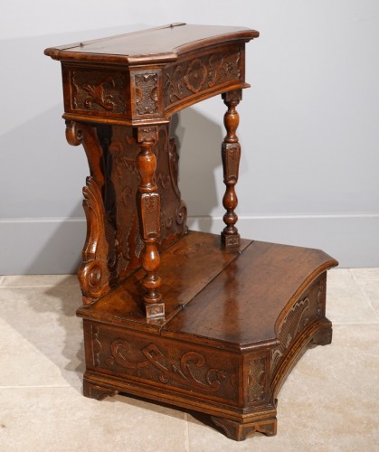 Italian &quot;prie Dieu&quot;, In Carved Walnut, 17th Century - Furniture Style Louis XIII