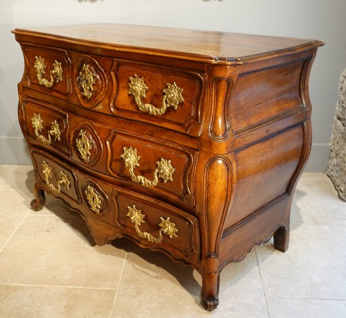 Furniture  - Lyonnaise Louis XV chest of drawers