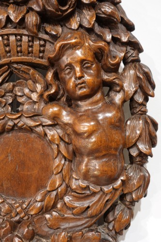 Blason en noyer sculpté d'époque XVIIe - Matériaux & Architecture Style Louis XIV